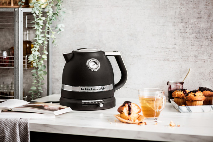 CAST-IRON-KETTLE-THEE-AND-MUFFINS-089